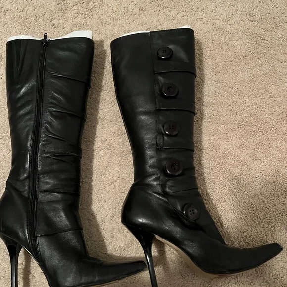 Elegant Black Buttoned Heeled Boots for Women - Picture 3 of 5